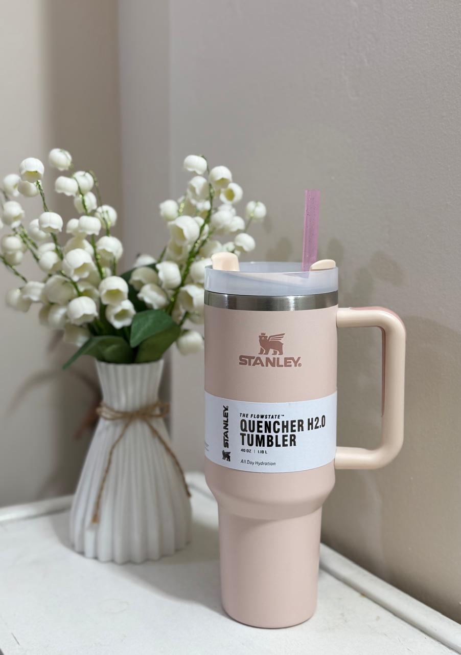 The Stanley Quencher H2.0 FlowState Tumbler rose quartz